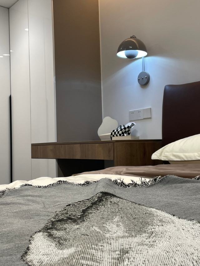 115平现代简约风,灰色影视墙是格栅和木饰面的结合