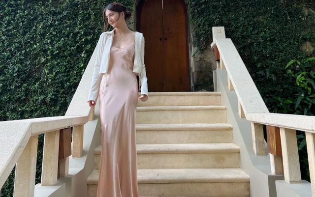 施伯雄|吴千语晒和男友施伯雄度假照，秀美背展现好身材，素颜有点憔悴