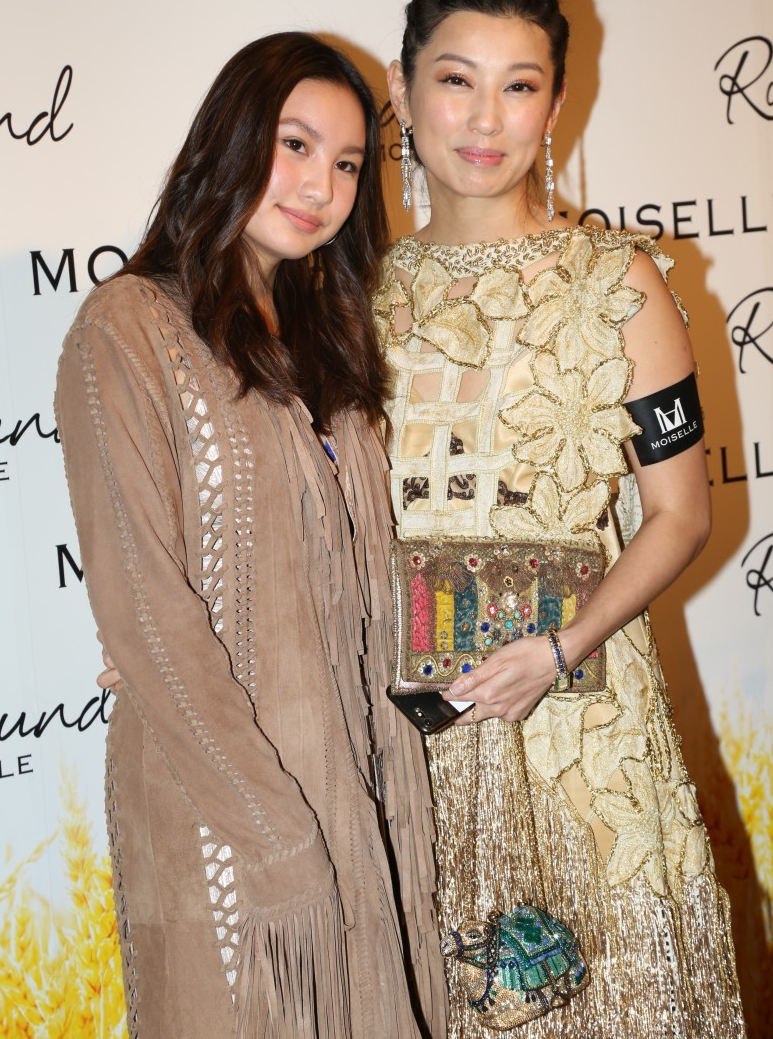 王祖贤的旧爱林建岳小女儿17岁了,正式踏足社交圈,撞脸徐子珊