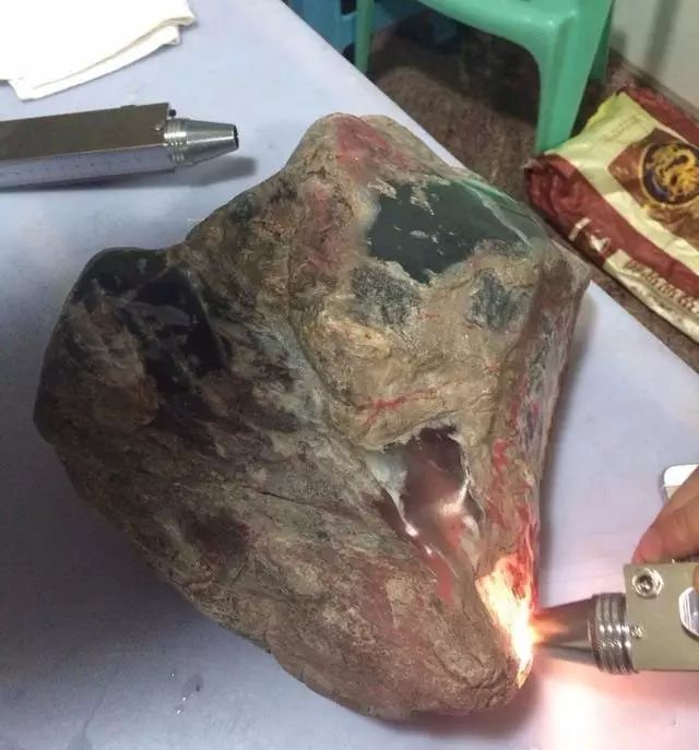 |1800万的至尊木那翡翠原石，切开全是裂，货主含泪车珠子