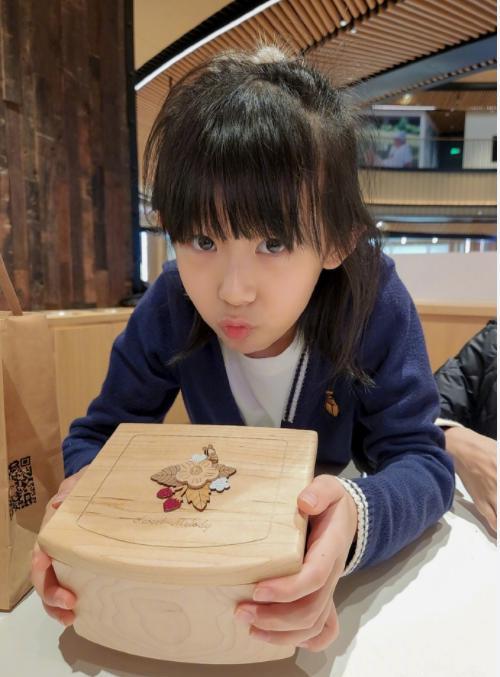 陆毅携妻女开心出游，俩女儿暴风抽高，14岁贝儿背影和妈妈分不清