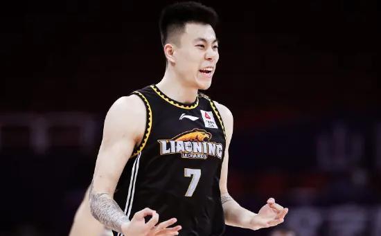 杨鸣|早上十点，杨鸣最新决定，2米03高塔猛将续约留队，球迷很意外