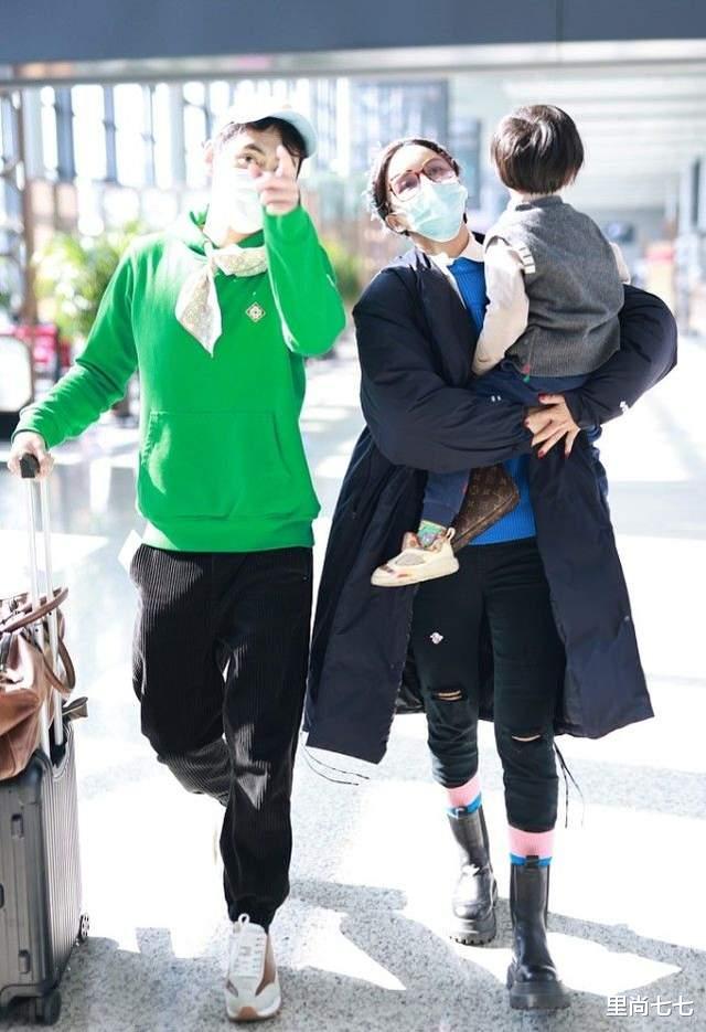 闪光的乐队|袁弘一家三口走机场,他“偷穿”张歆艺衣服?2岁儿子太像妈妈