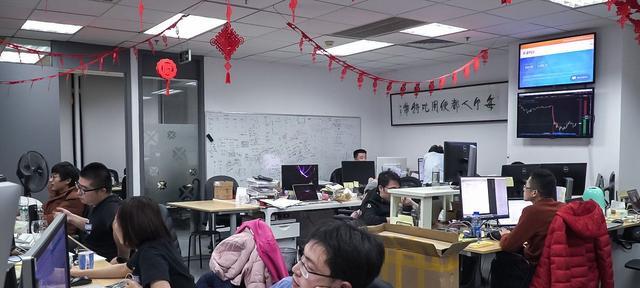 |年轻人在办公室，过着朝九晚六的生活，拿着4000块的工资值得吗？