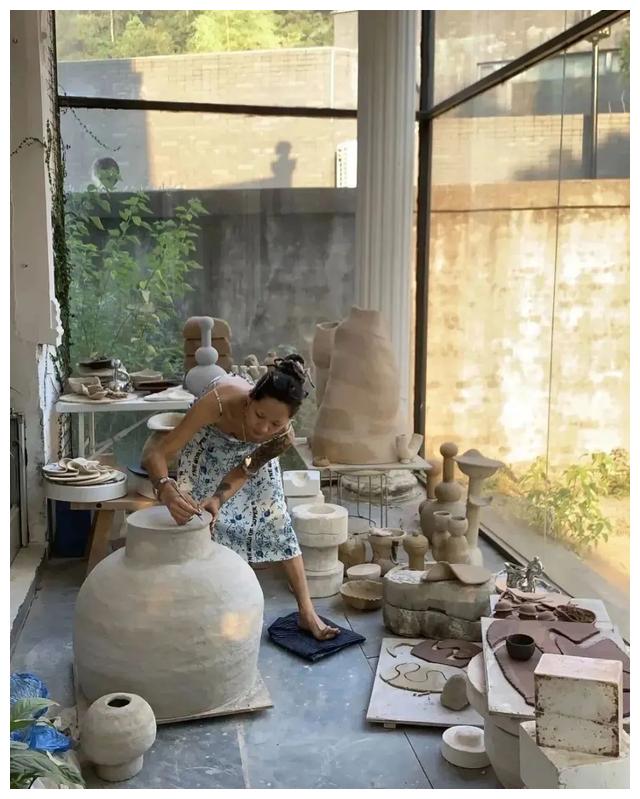 许久不见，这位金马影后有了另一个身份