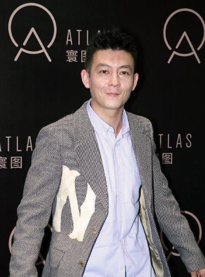 陈冠希|陈冠希活动近照流出，西装配牛仔裤依然痞帅，但脸上皱纹很显憔悴