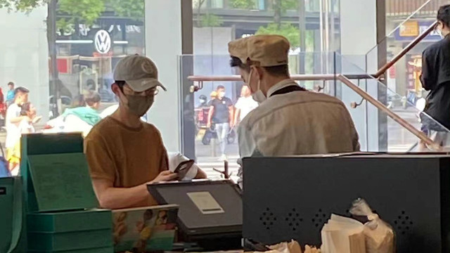 何炅|48岁何炅娇小似女生，低调买咖啡巴掌脸抢眼，真实身材曝光引热议