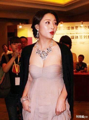 殷桃|殷桃真人到底长啥样?当看到路人镜头下的她后,网友:确定有41?