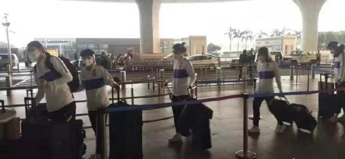 中国女足|中国女足回国，入住豪华酒店！夺冠夜吃泡面庆祝，奖金超2300万