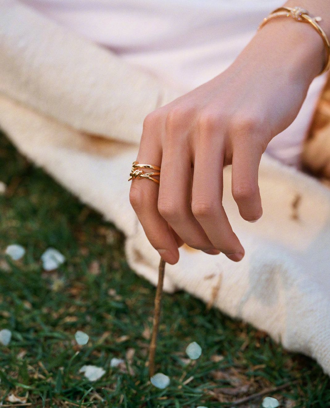 杨紫|龚俊越来越有魅力了!白衣少年风度翩翩,他好像知道自己很帅