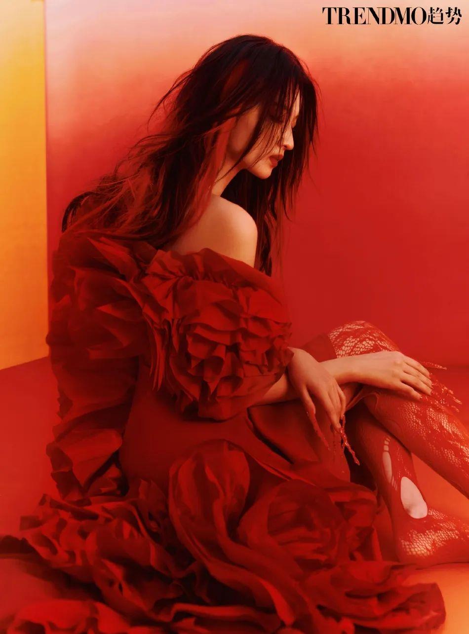 王楚然|王楚然暗夜玫瑰美图大胆前卫！雪肤玉貌太性感妖艳