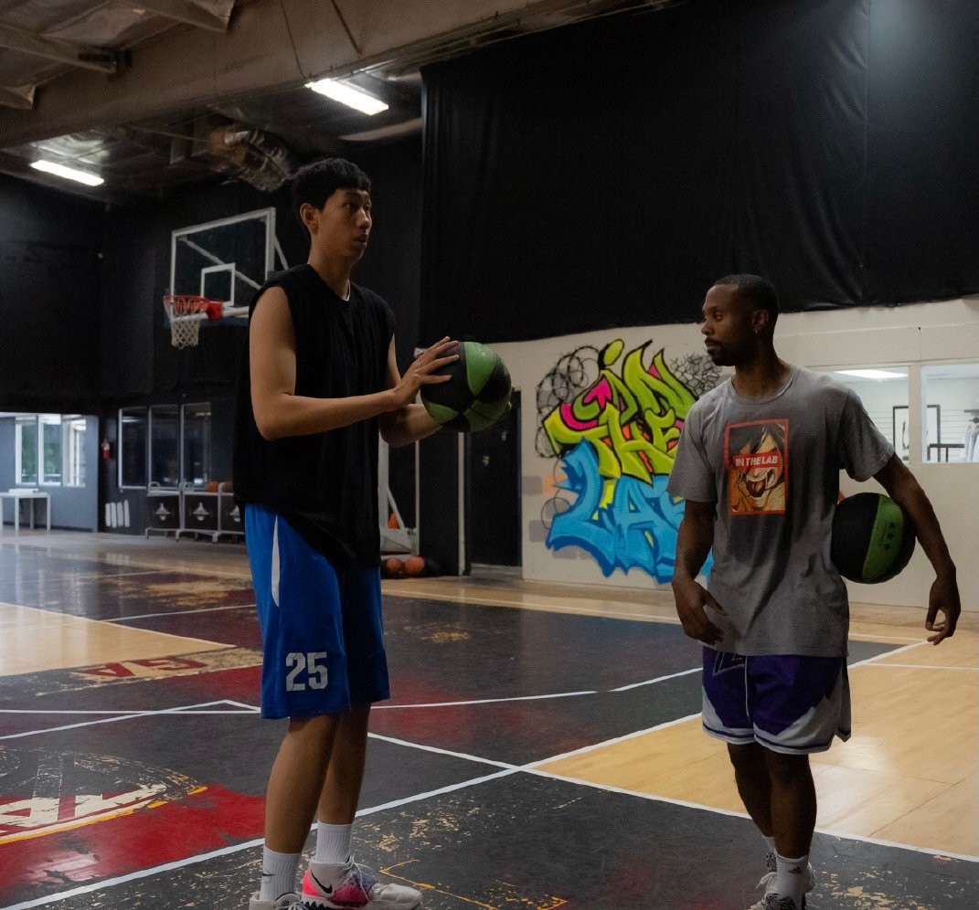 加里·内维尔|篮坛小姚明冲击NBA，年仅19岁！山东15岁小将冒头，身高2米15