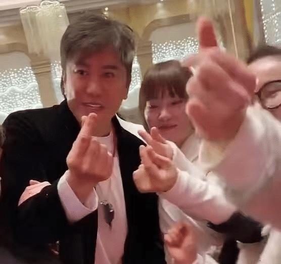 毛宁|52岁毛宁商演捞金! 西装革履帅气依旧，搂近50岁美女富婆深情对唱