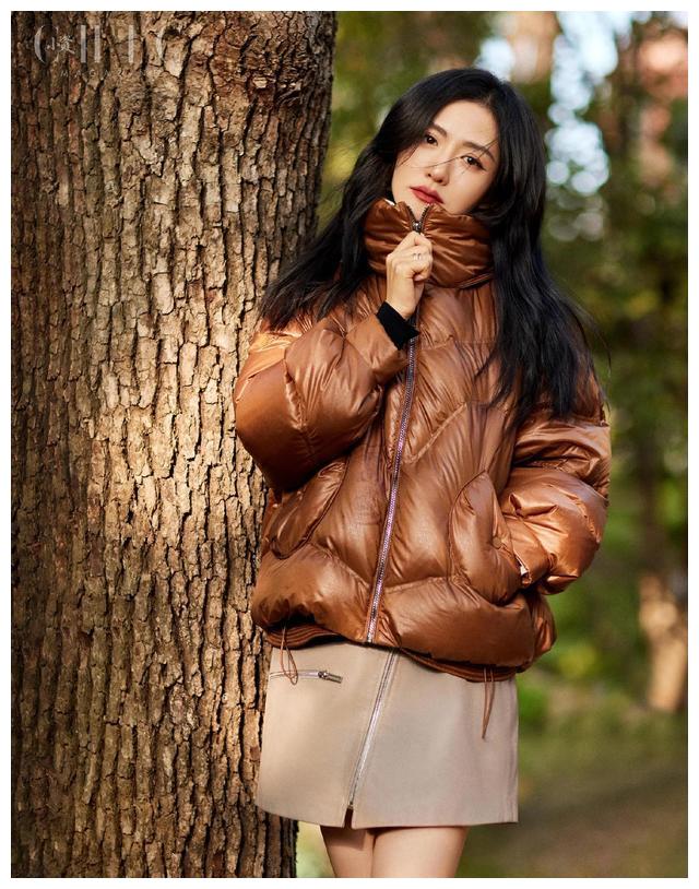 谢娜|谢娜暖冬故事感封面大片，温暖治愈，深V露背长裙性感又妩媚