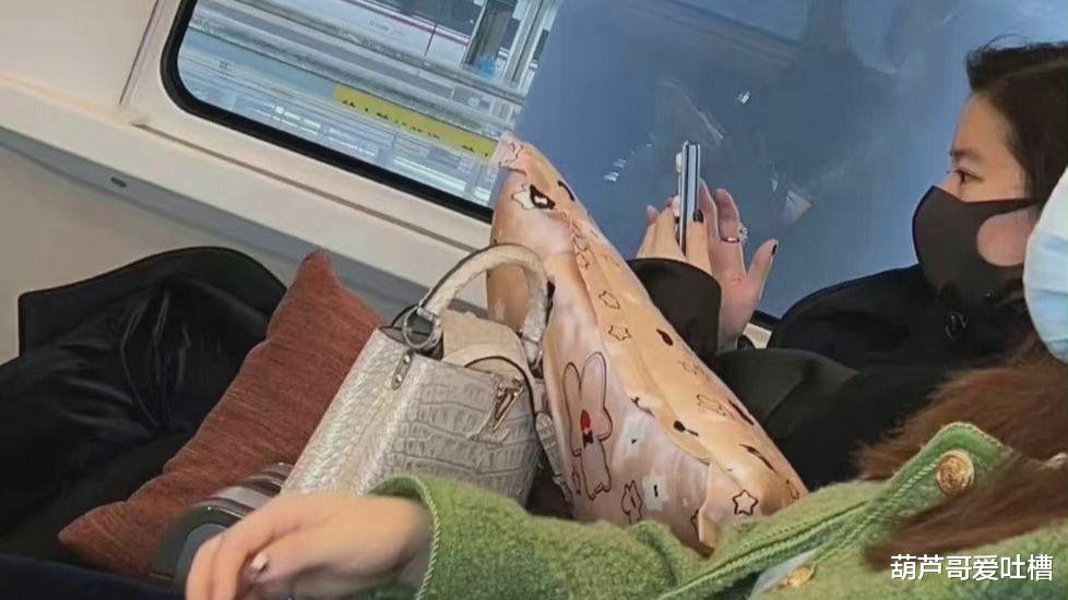 刘亦菲|刘亦菲坐高铁被偶遇，一脸疲惫双下巴明显