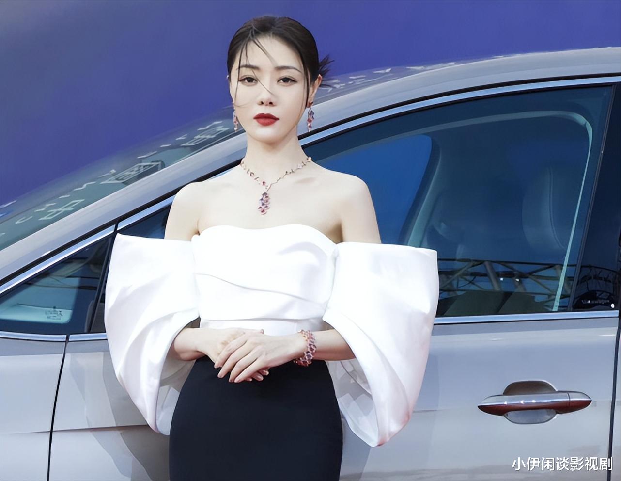 邓家佳|华鼎奖红毯清新脱俗,赏心悦目!影后邓家佳,影帝成泰燊实至名归