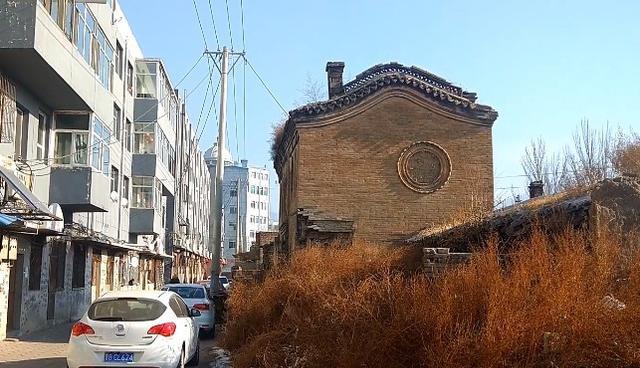 大同有座100年前的青楼，装饰奢华精美，可惜被一堆垃圾围住