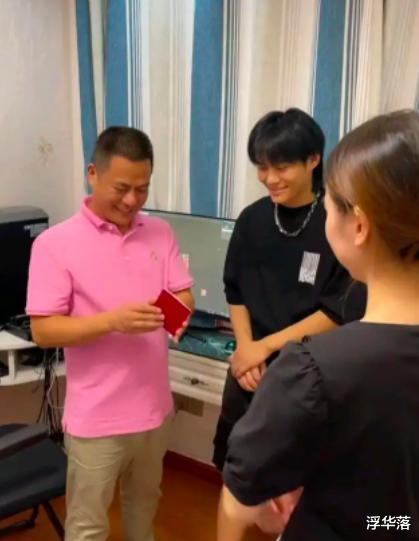 明星|不是明星胜过明星,小杨哥家成当地首富,买整栋大楼开公司狂捞金