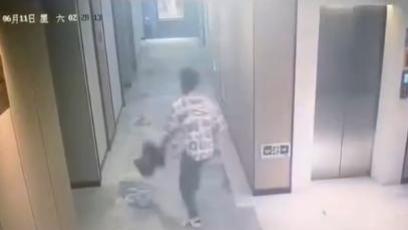 福建一男子酒店内尾随美女多次撞房门试图猥亵？警方：已抓到