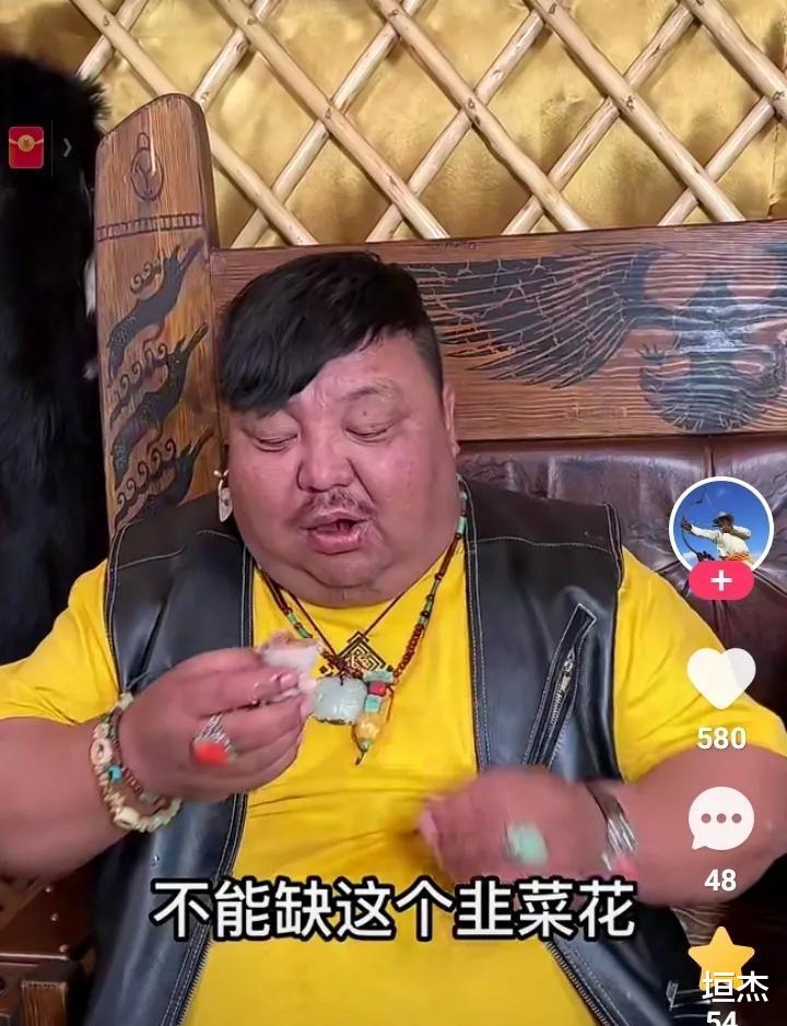 90后|?内蒙第一网红恩克:近照嘴眼歪斜,脸色发黑,90后老得却像60后