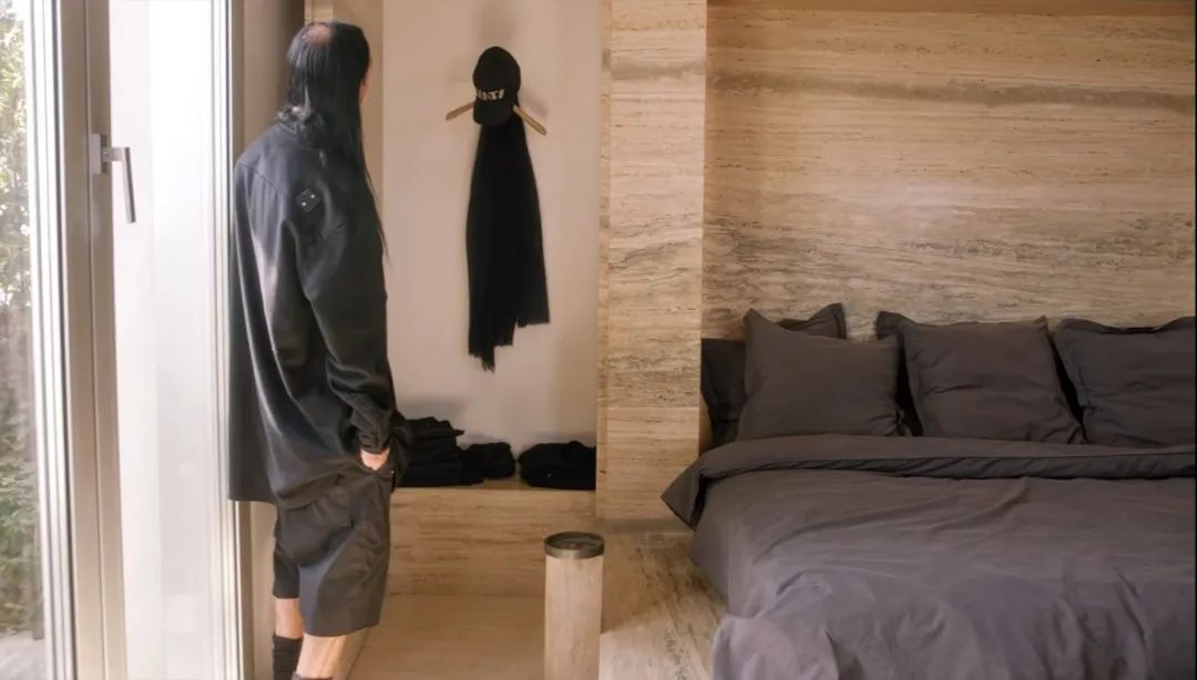 59岁昔日男神砸2亿装修,200m2改成一室0厅,洗澡如厕无遮挡:欧阳娜娜爱他啥?