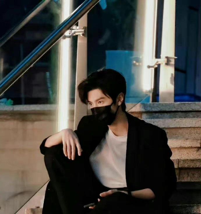 陈哲远|《偷偷藏不住》路透照，陈哲远赵露思“捧脸杀”，网友沦陷了