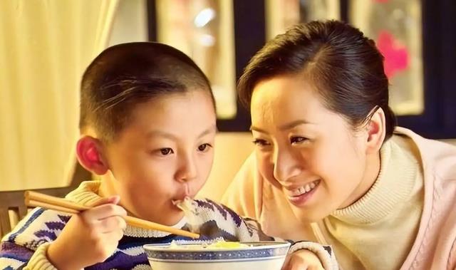 奶奶看错时间，凌晨叫孩子吃饭上学，看了眼时间祖孙仨“石化”了
