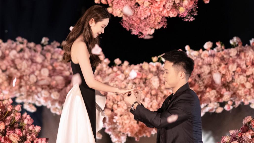 张大奕|张大奕自爆要发婚礼素材一个月，订婚后开心表示自己不用操心！