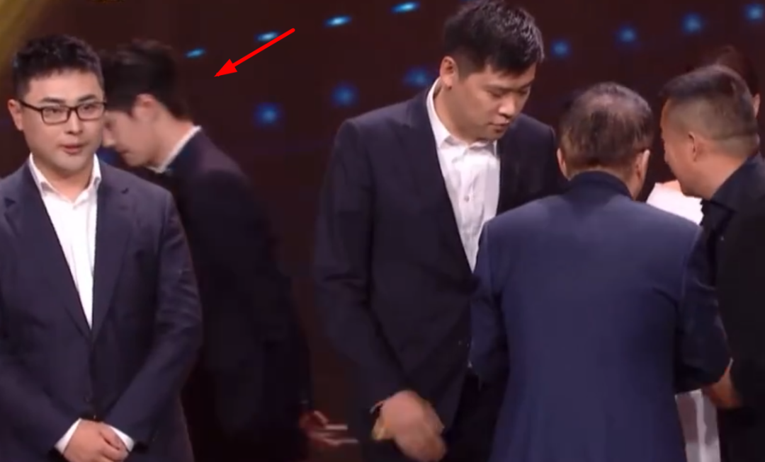 王一博|电影之夜晚会:画面和谐,众女星不争C位,王一博又偷偷溜了