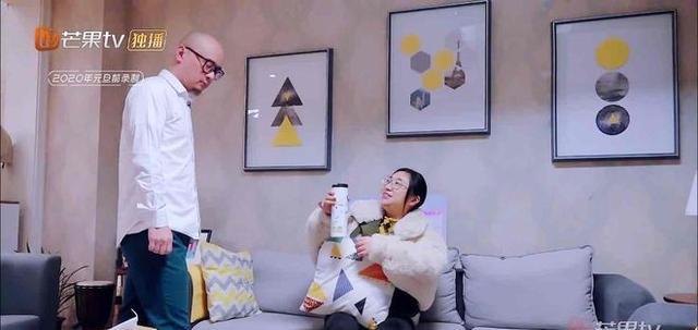 参观傅首尔住的豪宅,大门都是镀铜设计,室内装修豪华到令人羡慕