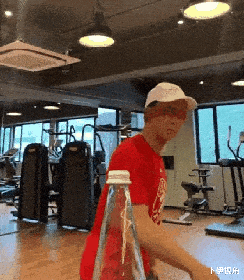 赵文卓|赵文卓的空中踢剑被质疑作假,对比下甄子丹,成龙,这动作确实难