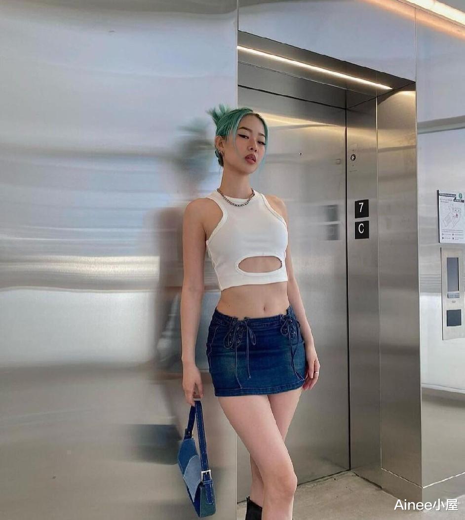 牛仔短裙太减龄了，轻松穿出小姑娘气质，配衬衫T恤都好看