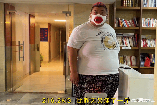 600斤网红胖猴仔减肥翻车？舔盘子引争议，网友：猴和猪哥一样