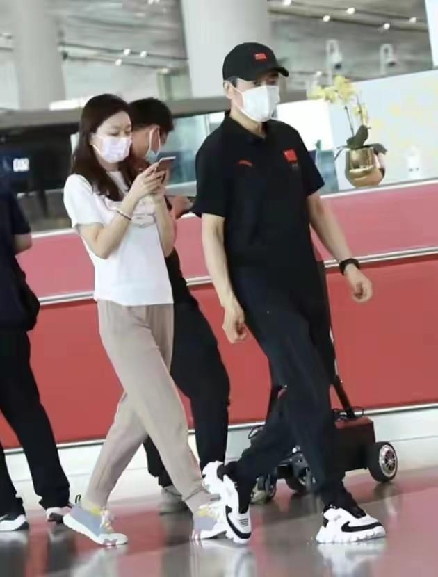 有代沟?张艺谋带小娇妻走机场,国潮打扮显年轻但夫妻却无交流