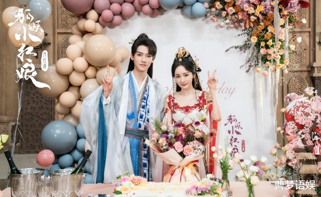 杨幂|龚俊单膝下跪求婚杨幂?《狐妖》番外篇曝拍摄路透,男帅女靓好甜