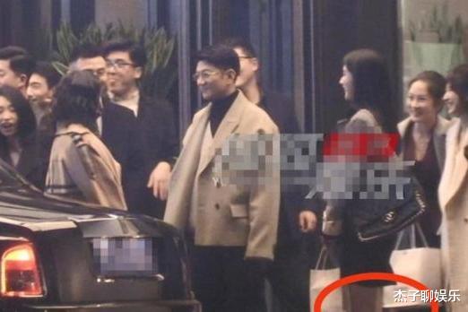 张俪|36岁张俪穿超短裙拍戏，天鹅颈大长腿很突出，至今还单身未婚