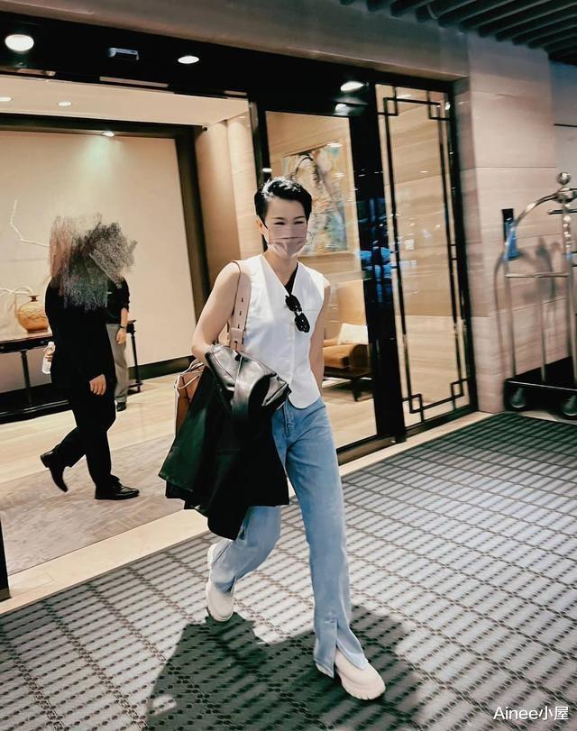 穿衣搭配 胡杏儿风格变了不少，马甲配直筒裤潇洒利落，配短发好霸气