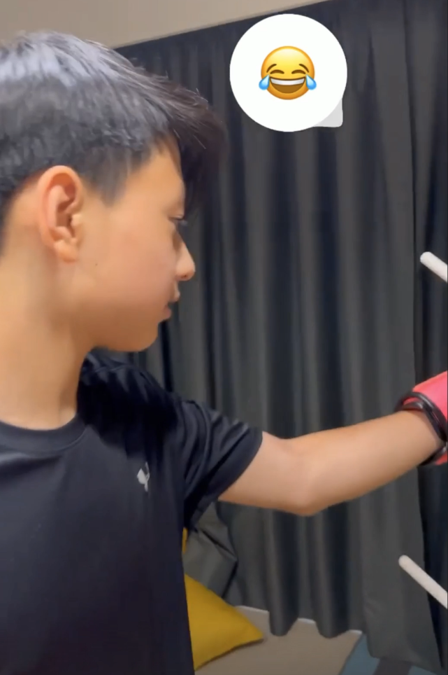 张柏芝|张柏芝晒12岁次子帅照变化大,已经长出小胡子,五官像极谢霆锋