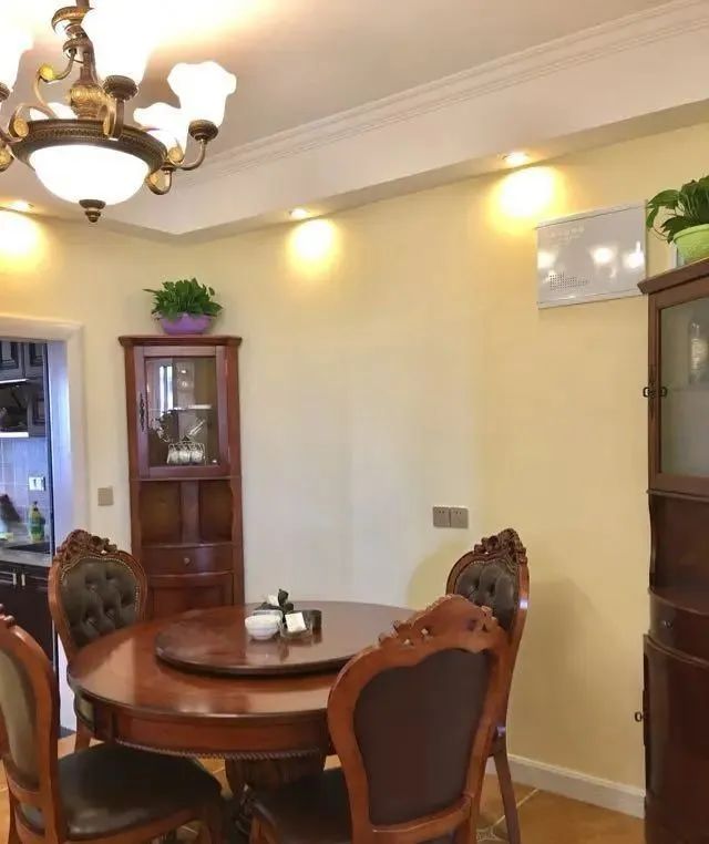 老公坚持在卧室床头打2组柜子,美翻天不说,衣帽间都省了,开心