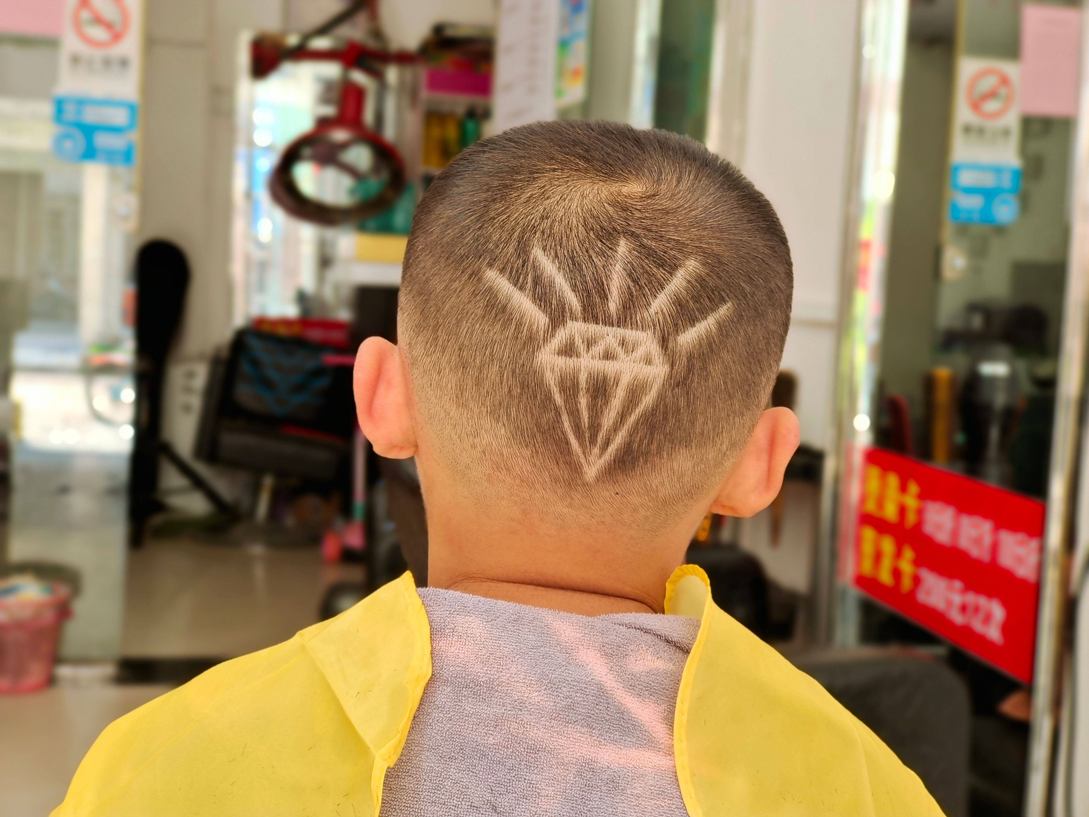 色彩搭配 天热小男孩剪什么发型?寸头锅盖头纹理烫,10几款任你挑选