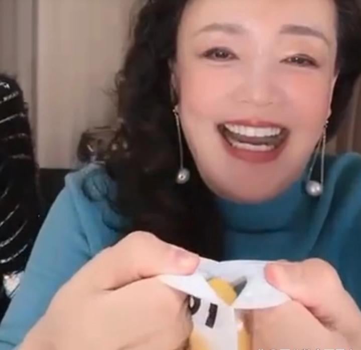 汪小菲|汪小菲张颖颖同框！深夜直播数万人围观，网友愤怒喊话：快出来！