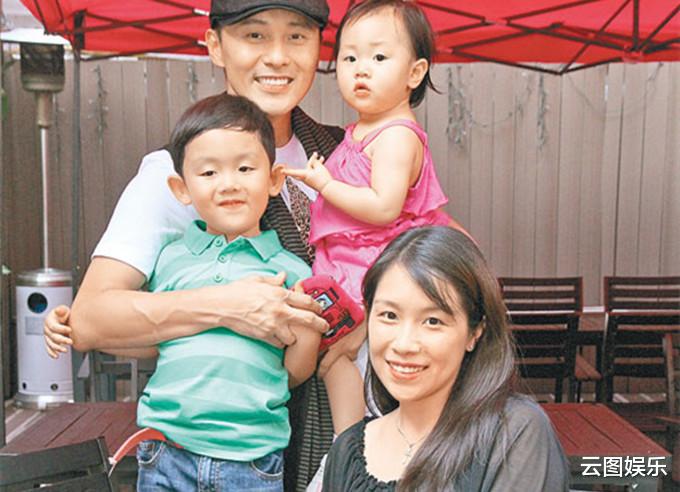 王思懿|曹永廉父女罕同框，57岁冻龄有术似小伙，10岁女儿太像外公姜大卫