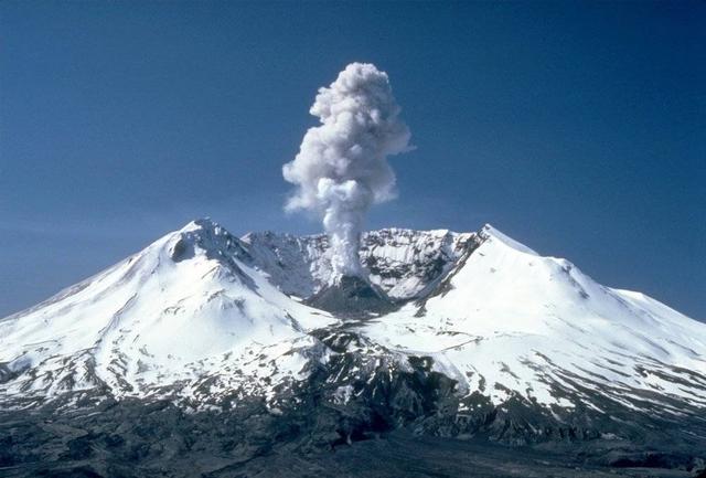 汤加火山爆发：地球一个响指，万物之灵跌下山巅