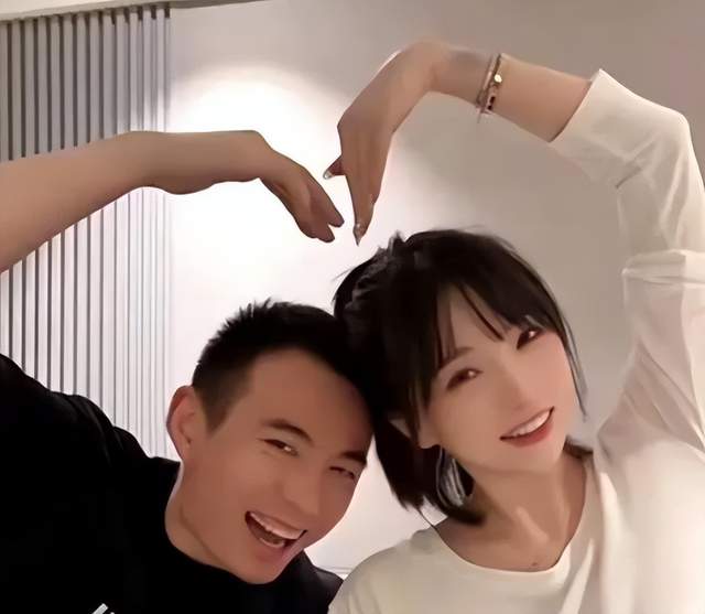 |34岁夕又米二胎产子!19岁嫁高晓松女儿15岁,二婚老公妥妥高富帅