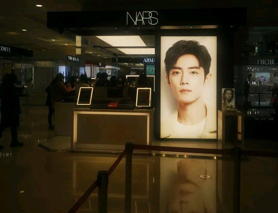 肖战|连深夜商场大屏都偏爱肖战,后面的身影是NARS销售在打包订单吗?