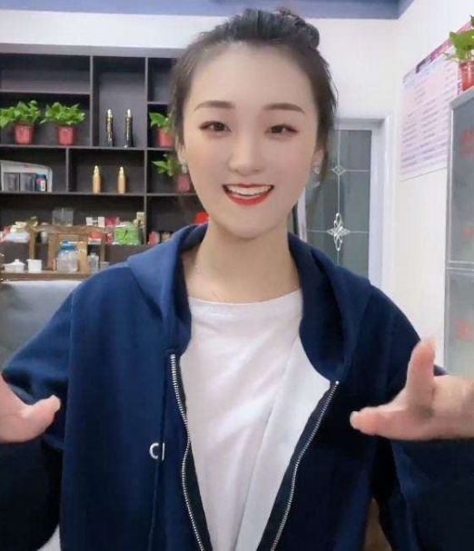 陈亚男|陈亚男被曝退出直播带货,将在县城开KFC,网友:又出什么幺蛾子