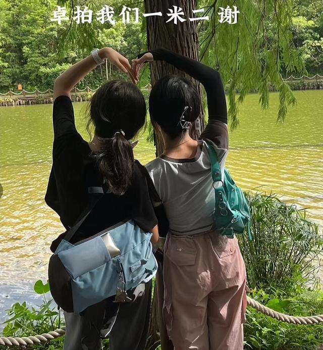 姜素拉 孙卓暑假跟家人出游,穿着帅气发型吸睛,这一小细节很暖心