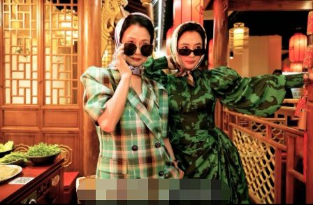 李玲玉|58岁李玲玉火锅店秀身材!穿紧身裙侧身炫长腿,肌肉线条十分紧实