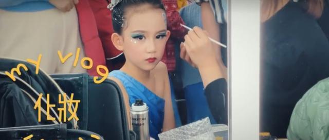 黄忆慈|多妹参加舞蹈比赛，蓝色精灵妆容太美，不输姐姐黄多多！