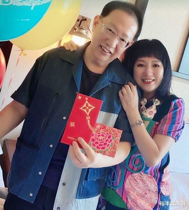 梅小青|梅小青一家外出度假！当双胞胎孙子面秀恩爱，三代穿亲子装好温馨